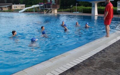Wettkampfschwimmer werden zu Rettungsschwimmern ausgebildet