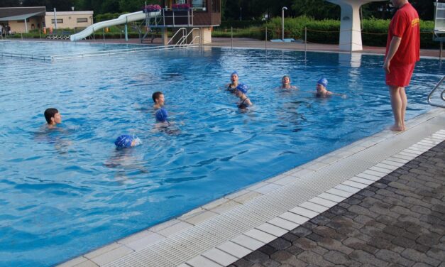 Wettkampfschwimmer werden zu Rettungsschwimmern ausgebildet