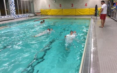 Das Trainerteam der Schwimmabteilung erneuert Rettungsfähigkeit