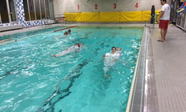 Das Trainerteam  der Schwimmabteilung erneuert Rettungsfähigkeit